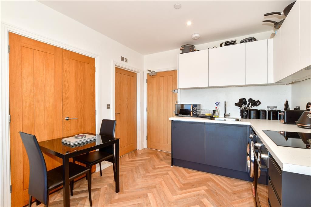 1 bed flat for sale in Cleeve Road, Leatherhead, Surrey KT22, £250,000