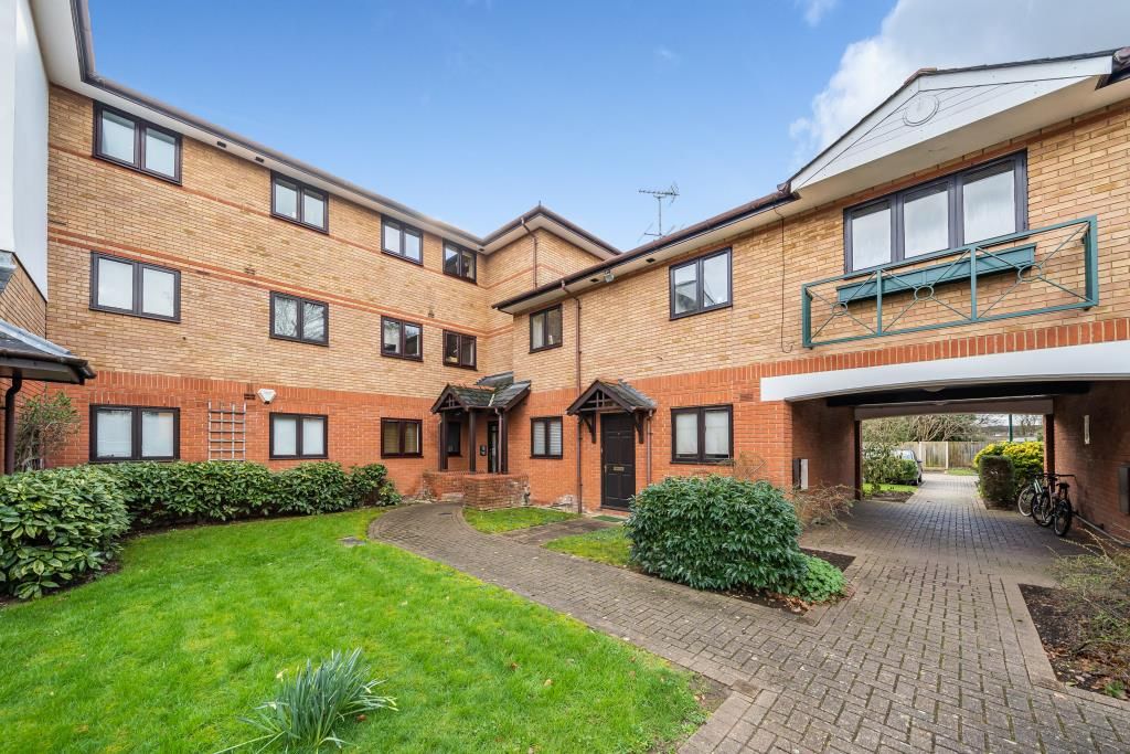 1 bed flat to rent in Maidenhead, Berkshire SL6, £1,300 pcm