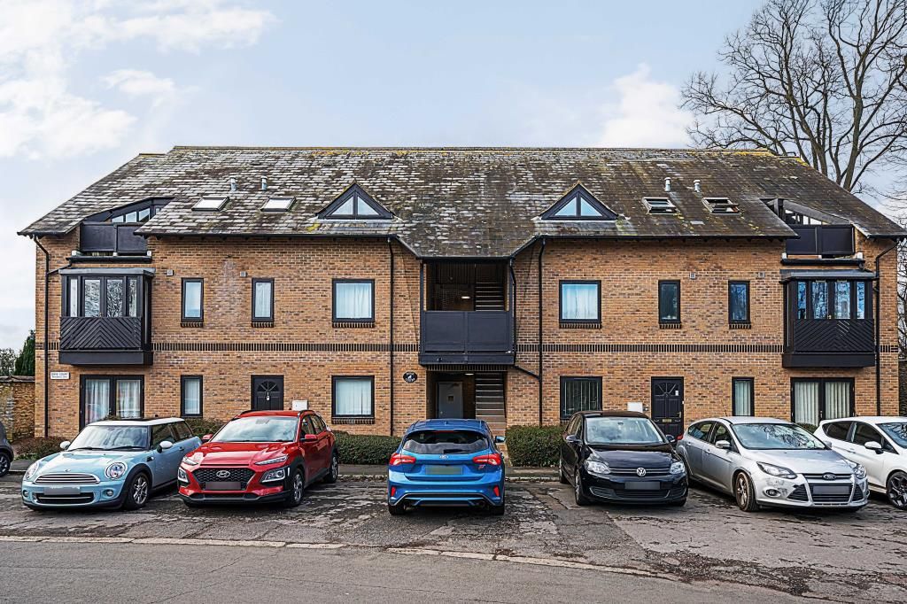 1 bed flat for sale in Bicester, Oxfordshire OX26, £180,000