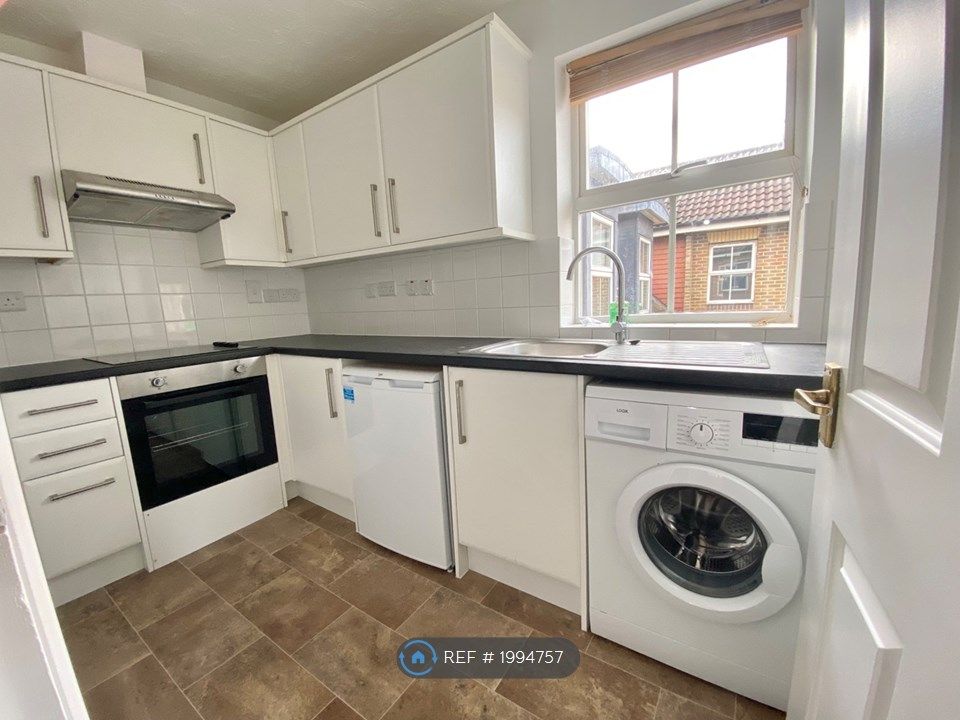 2 bed flat to rent in Woods Road, Peckham SE15, £1,800 pcm
