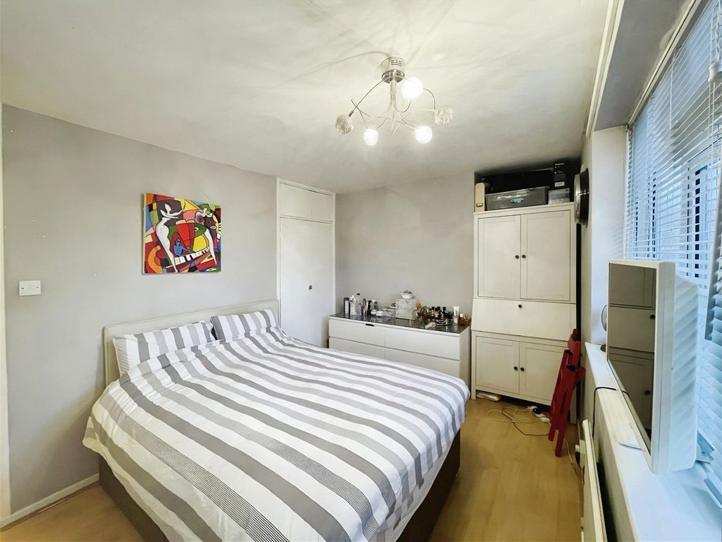 2 bed maisonette for sale in Haynes Close, London N17, £285,000