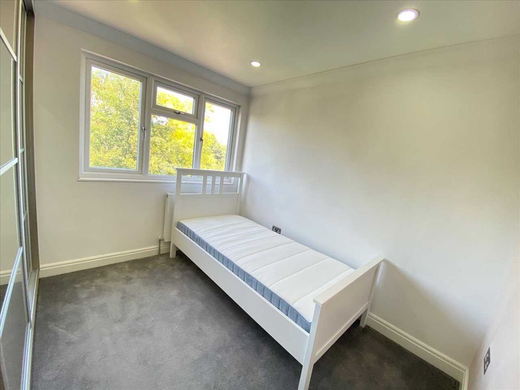 Room to rent in Perryn Road, London W3, £945 pcm