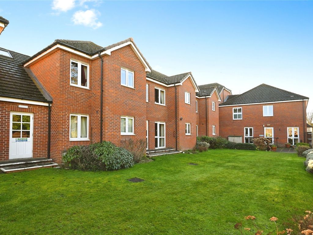 2 bed flat for sale in Reading Road, Winnersh, Wokingham, Berkshire RG41, £115,000