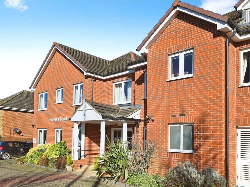 2 bed flat for sale in Reading Road, Winnersh, Wokingham, Berkshire RG41, £115,000