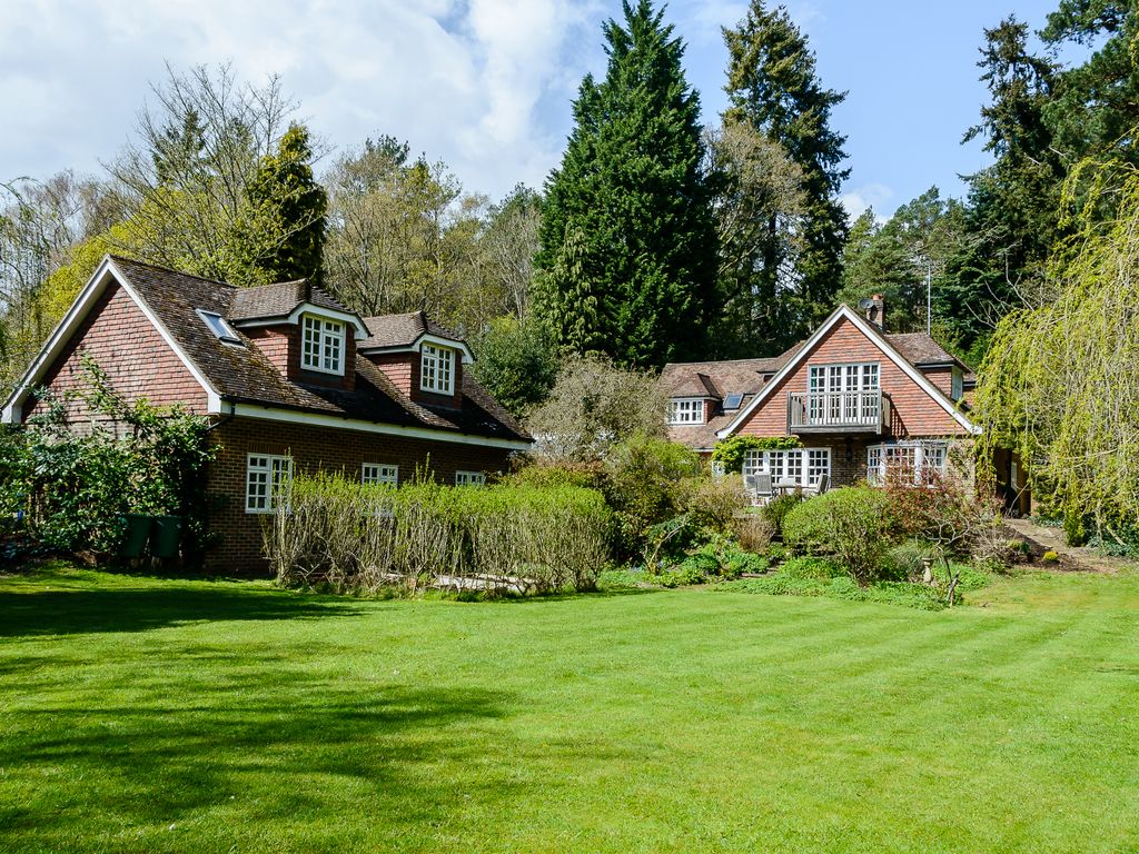 5 bed detached house to rent in Gardeners Hill Road, Lower Bourne, Farnham GU10, £3,800 pcm