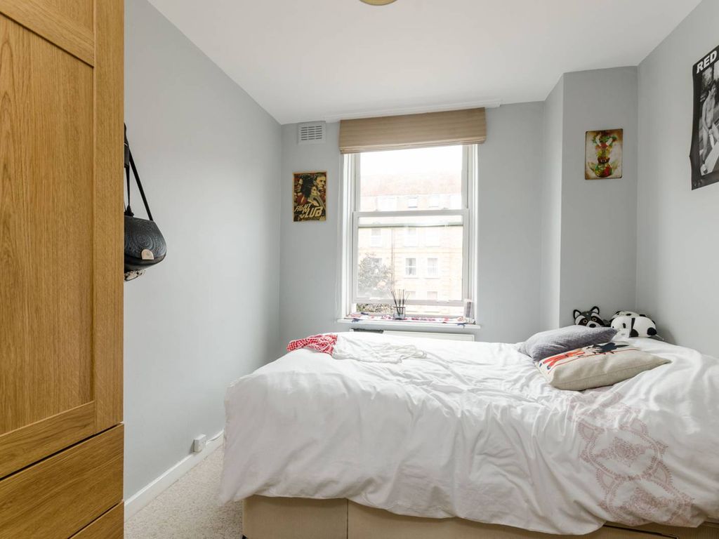 2 bed flat for sale in Fulham Road, Fulham, London SW6, £525,000