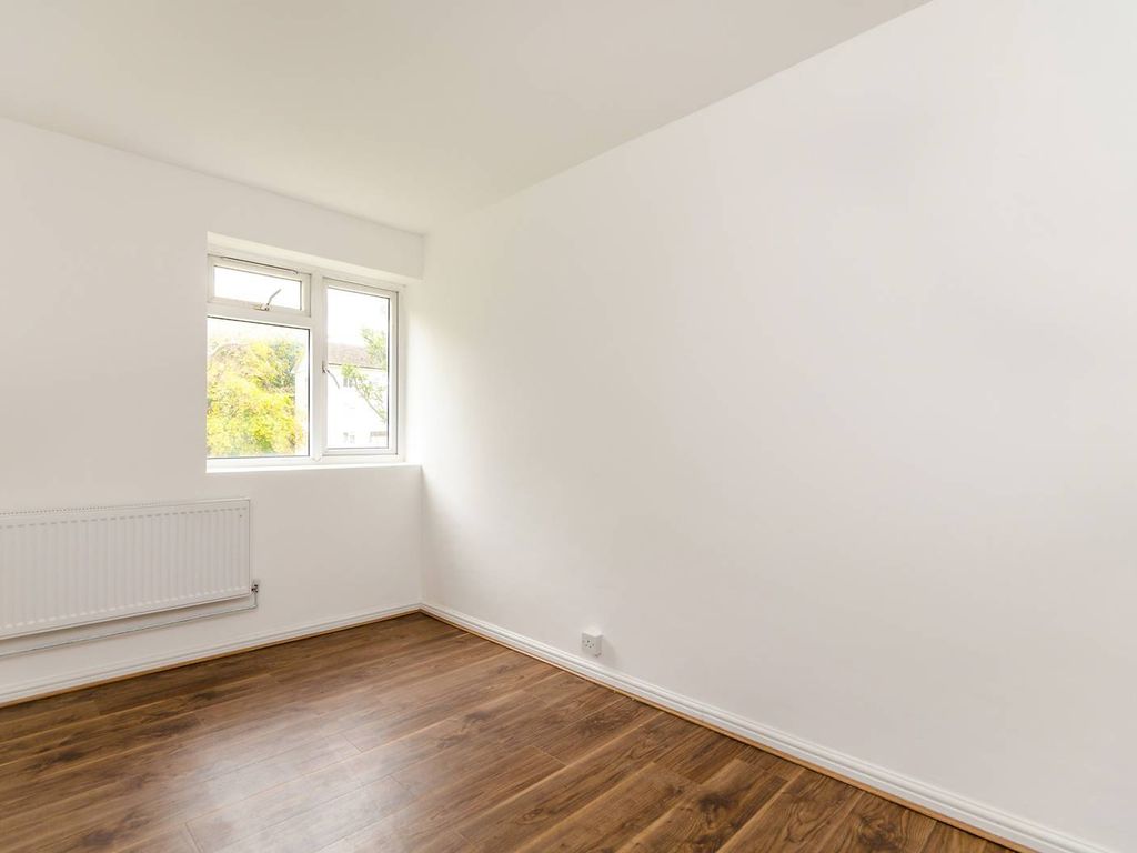 4 bed flat for sale in Kingsnympton Park, Kingston, Kingston Upon Thames KT2, £450,000