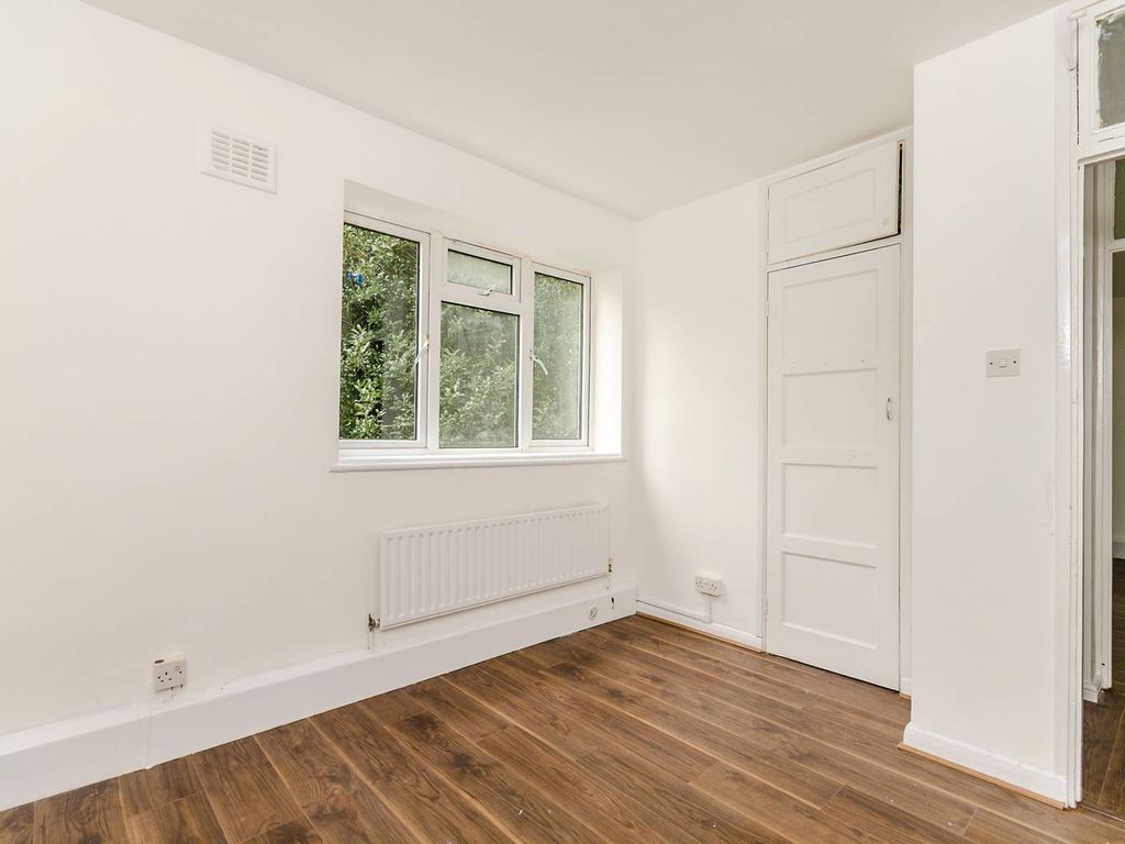 4 bed flat for sale in Kingsnympton Park, Kingston, Kingston Upon Thames KT2, £450,000