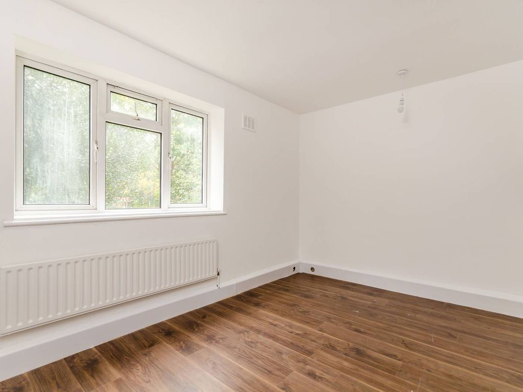 4 bed flat for sale in Kingsnympton Park, Kingston, Kingston Upon Thames KT2, £450,000