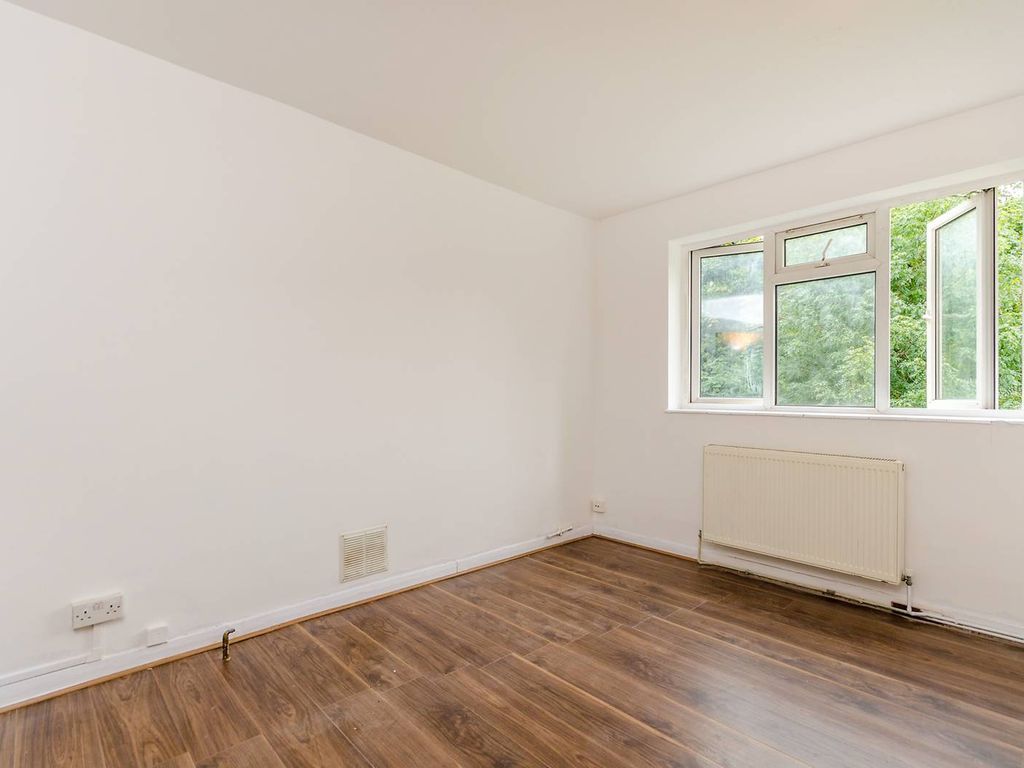 4 bed flat for sale in Kingsnympton Park, Kingston, Kingston Upon Thames KT2, £450,000