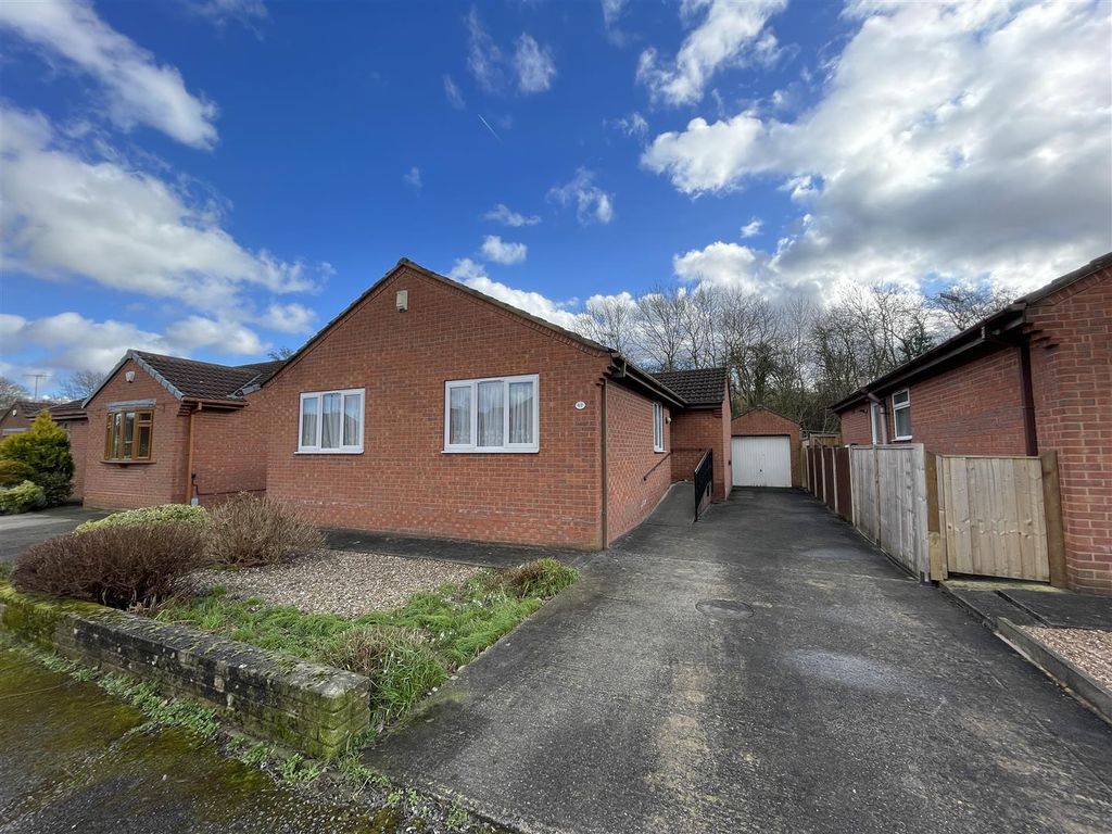 3 bed detached bungalow for sale in Thornbridge Crescent, Chesterfield S40, £280,000