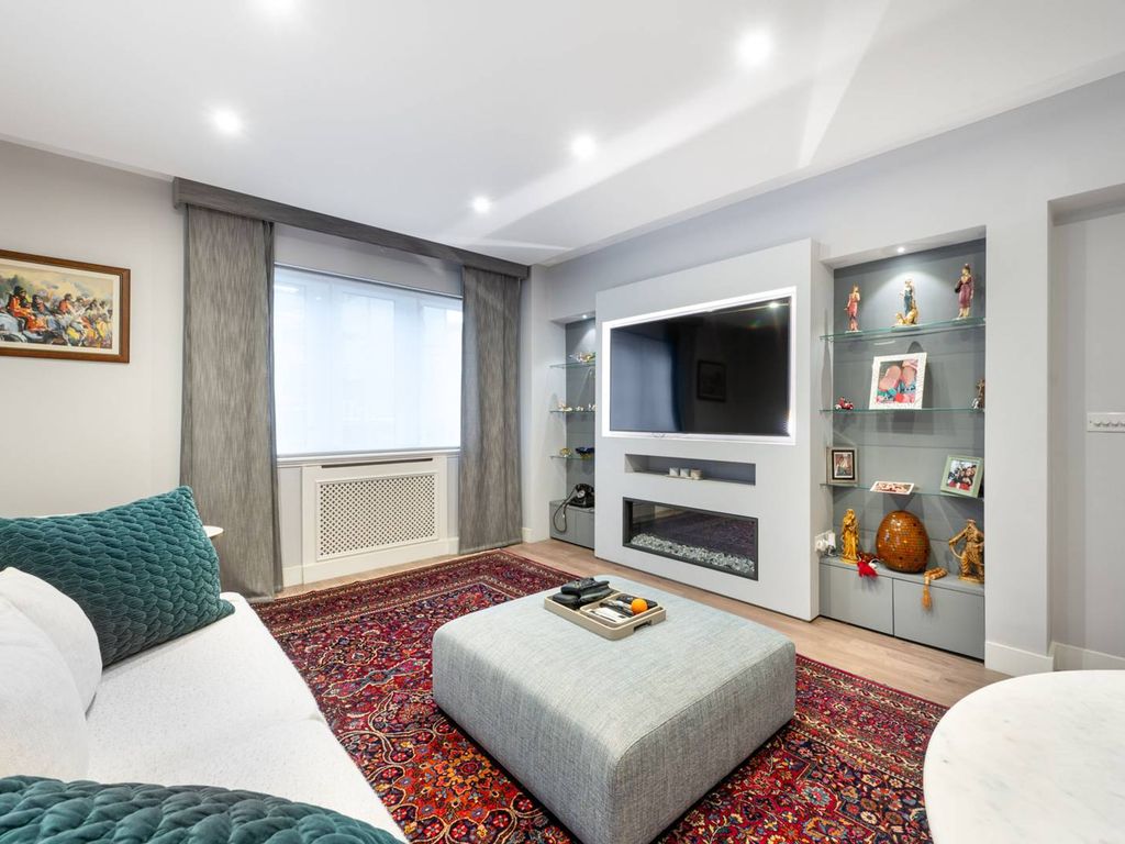 2 bed flat to rent in Kensington High Street, High Street Kensington W8, £4,984 pcm