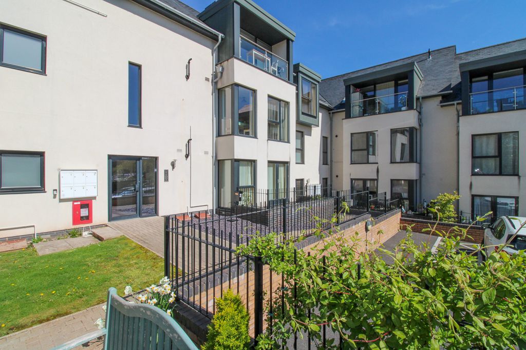 2 bed flat for sale in Dixton Road, Monmouth, Monmouthshire NP25, £235,000