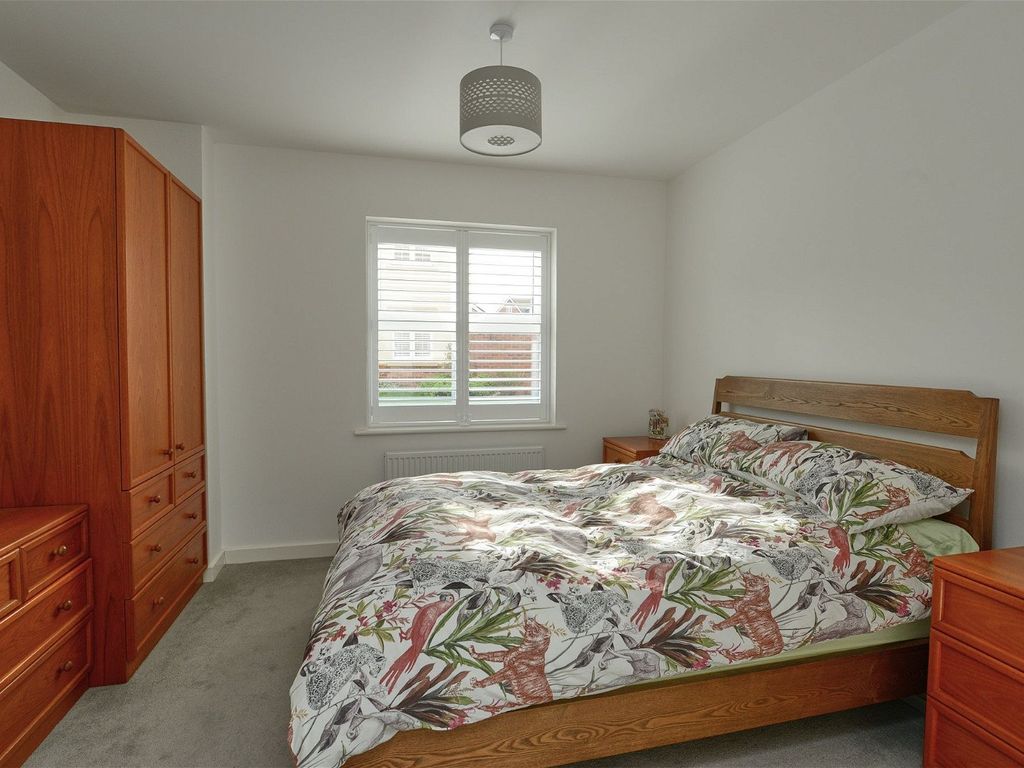 1 bed flat for sale in Hurst Avenue, Blackwater GU17, £220,000