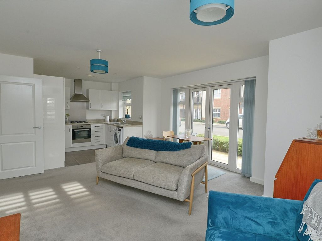 1 bed flat for sale in Hurst Avenue, Blackwater GU17, £220,000