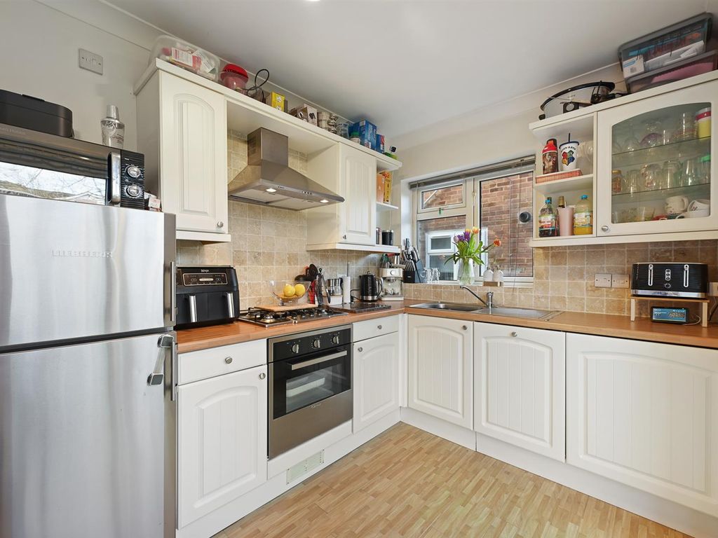 2 bed flat for sale in Pennylets Green, Stoke Poges SL2, £325,000