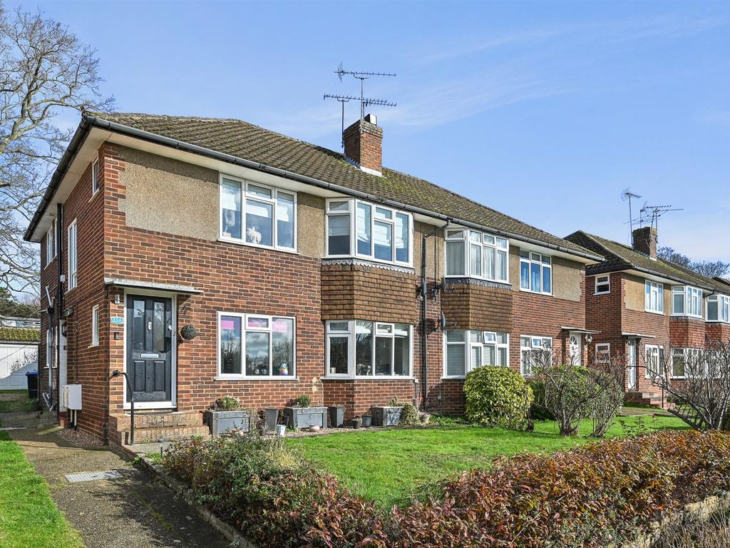 2 bed flat for sale in Pennylets Green, Stoke Poges SL2, £325,000