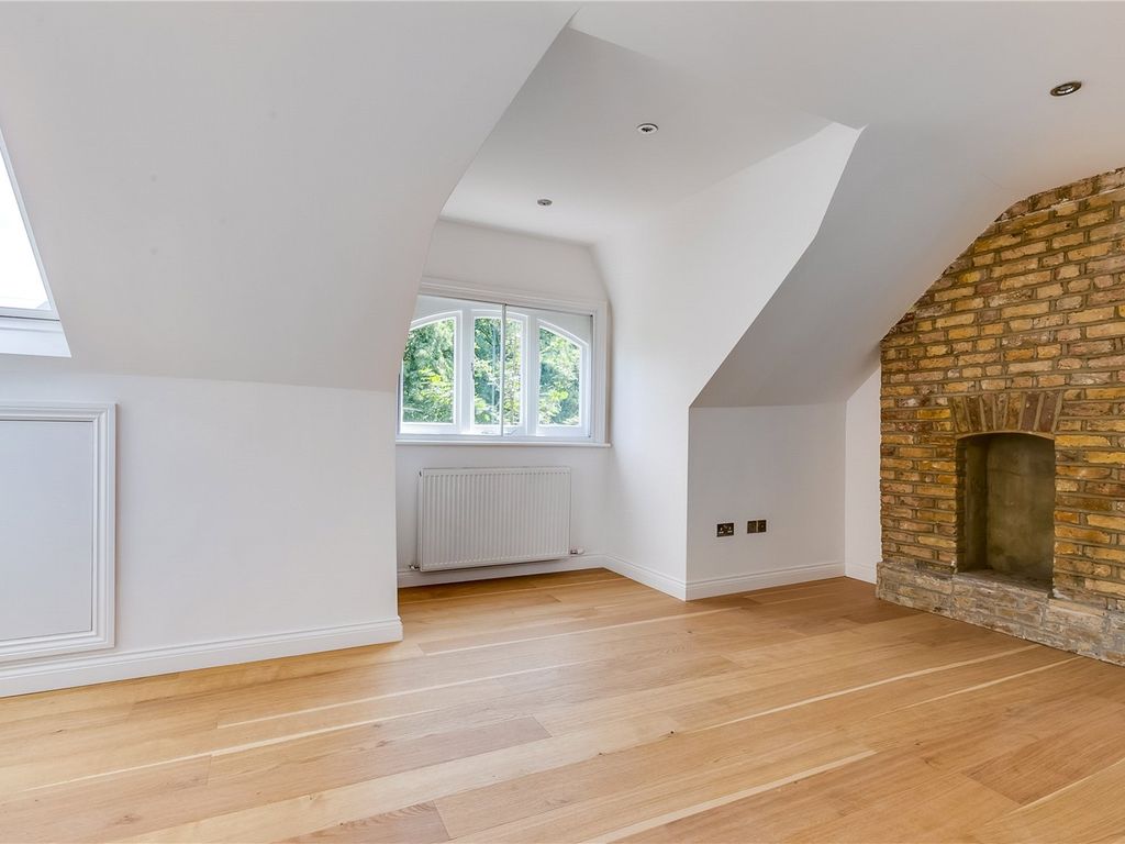 2 bed flat for sale in Acton Lane, London W4, £649,000