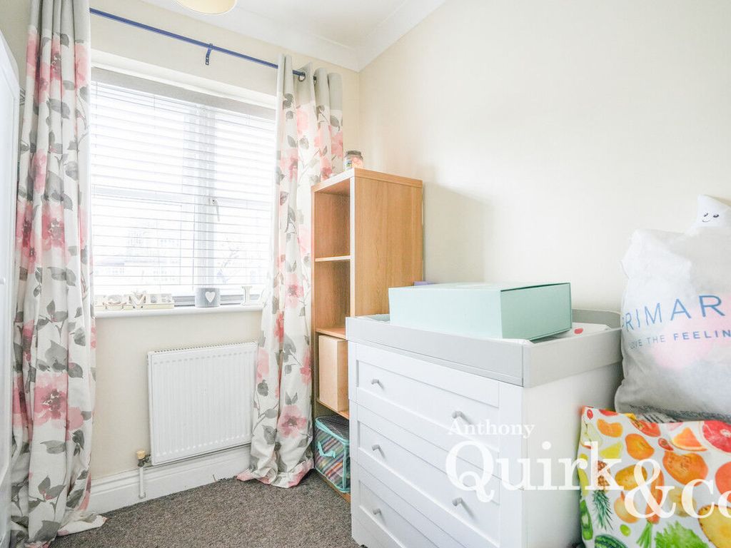 2 bed flat for sale in Ferry Road, Hockley SS5, £220,000