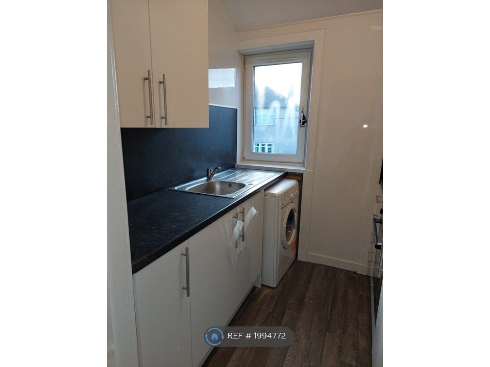 3 bed flat to rent in Bearford Drive, Glasgow G52, £900 pcm
