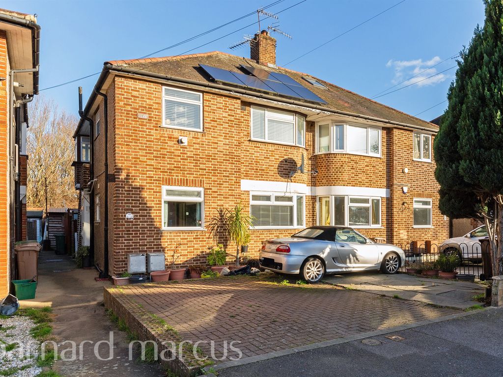 2 bed maisonette for sale in Reynolds Close, Carshalton SM5, £300,000