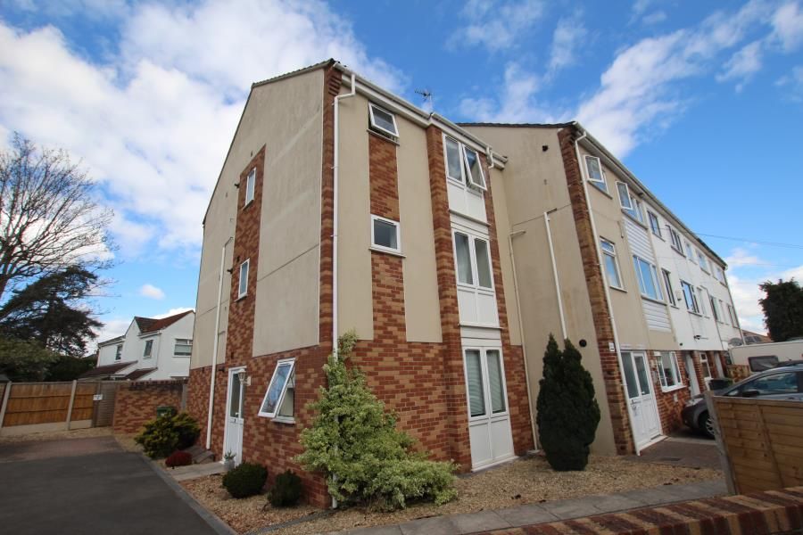2 bed flat to rent in Pilgrims Way, Downend, Bristol BS16, £1,000 pcm