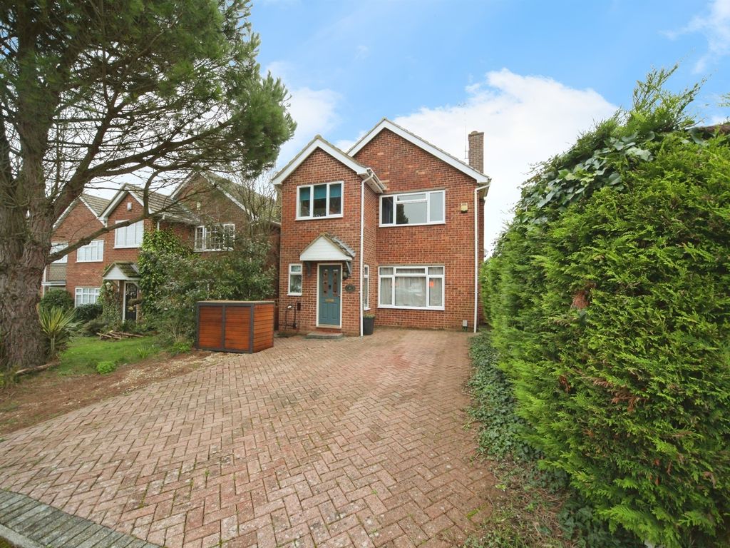 4 bed detached house for sale in Brierley Close, Dunstable LU6, £500,000