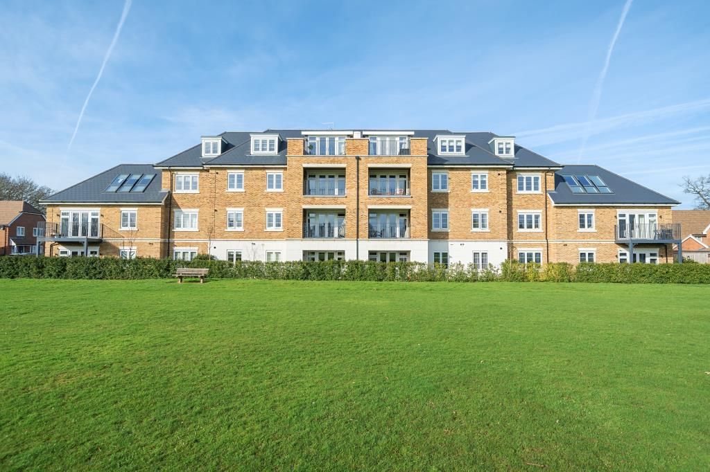 2 bed flat for sale in Shinfield Road, Shinfield, Reading RG2, £375,000