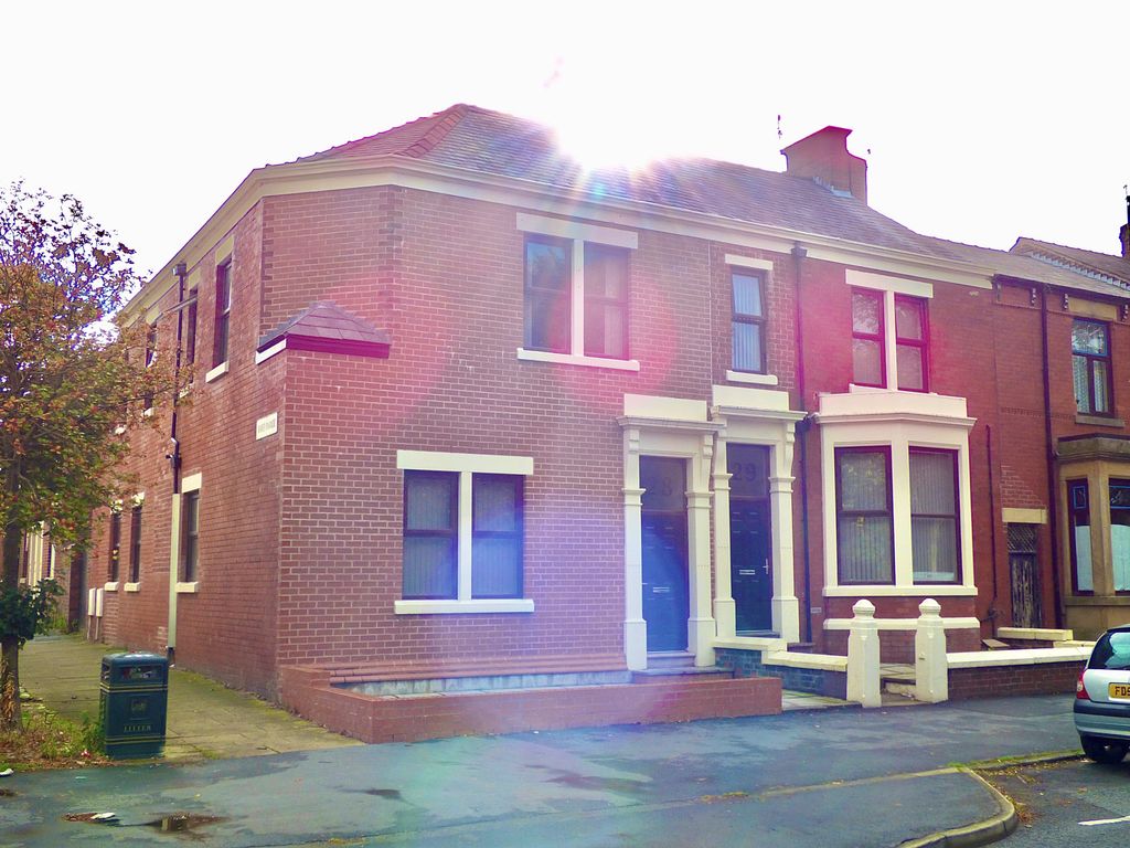 8 bed terraced house for sale in Broadgate, Preston PR1, £400,000