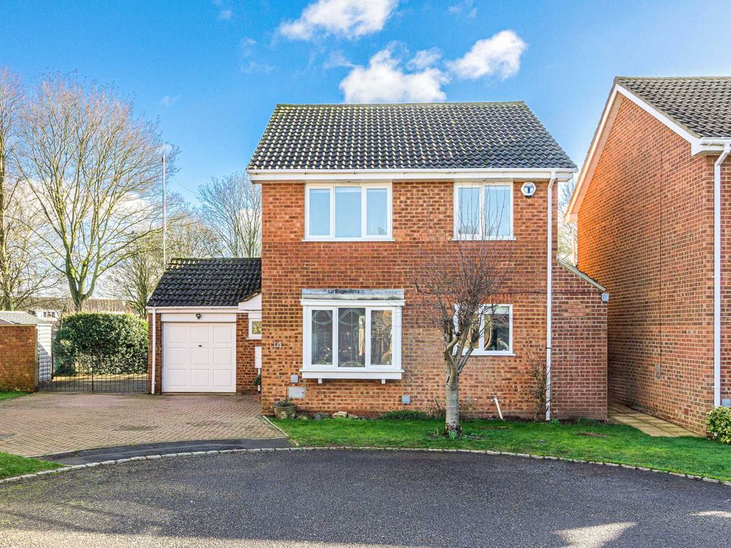 4 bed detached house for sale in Gladstone Close, Newport Pagnell MK16, £515,000