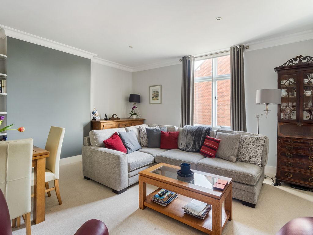 2 bed flat for sale in Stane Street, Billingshurst RH14, £420,000