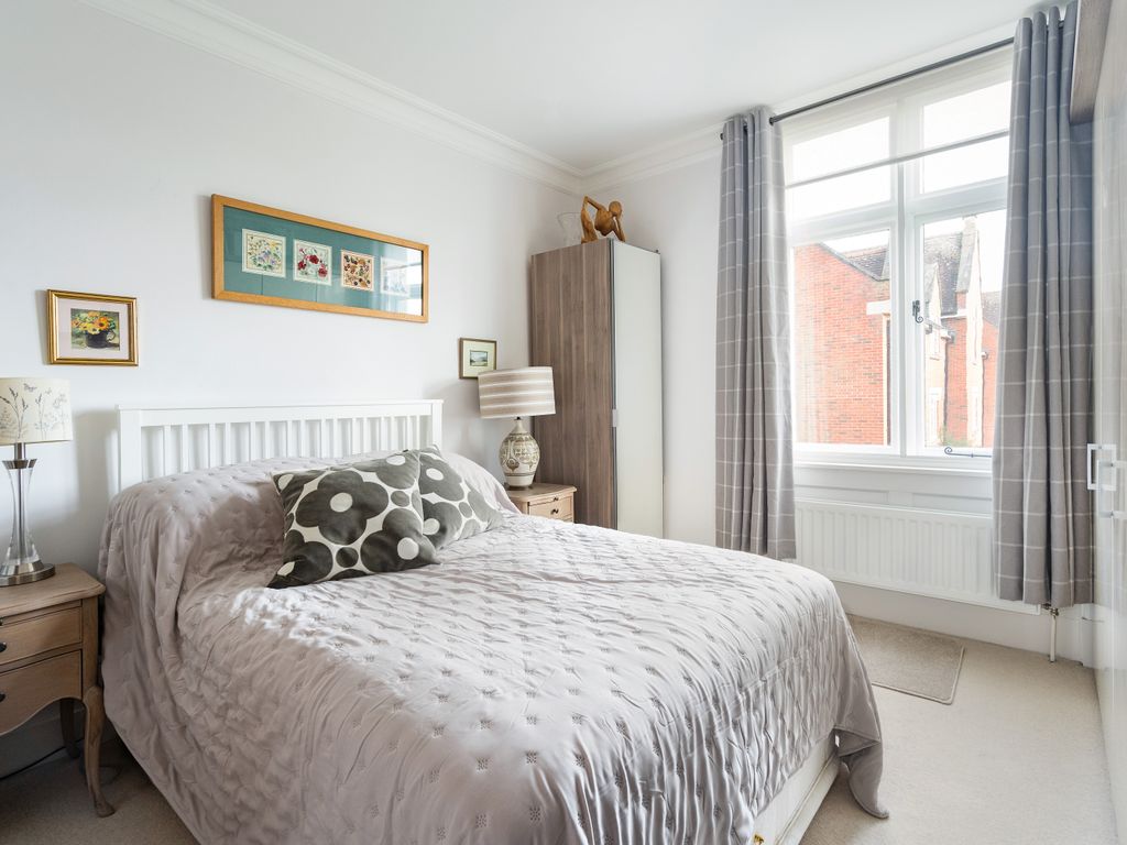 2 bed flat for sale in Stane Street, Billingshurst RH14, £420,000
