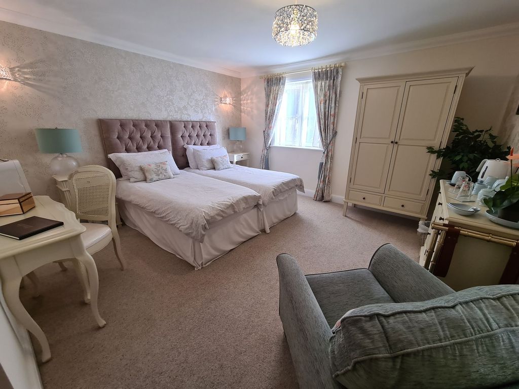 2 bed flat for sale in Church Street, Fleur De Lis OX12, £220,000