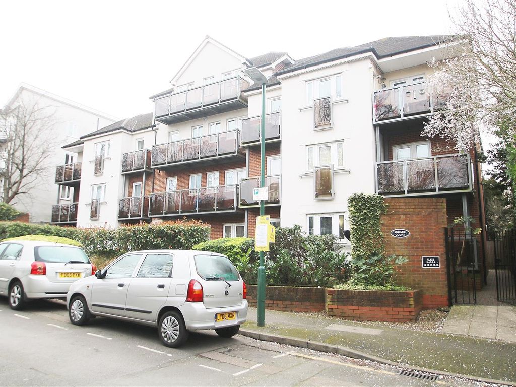 2 bed flat to rent in Jubilee Court, Eaton Road, Sutton SM2, £1,650 pcm