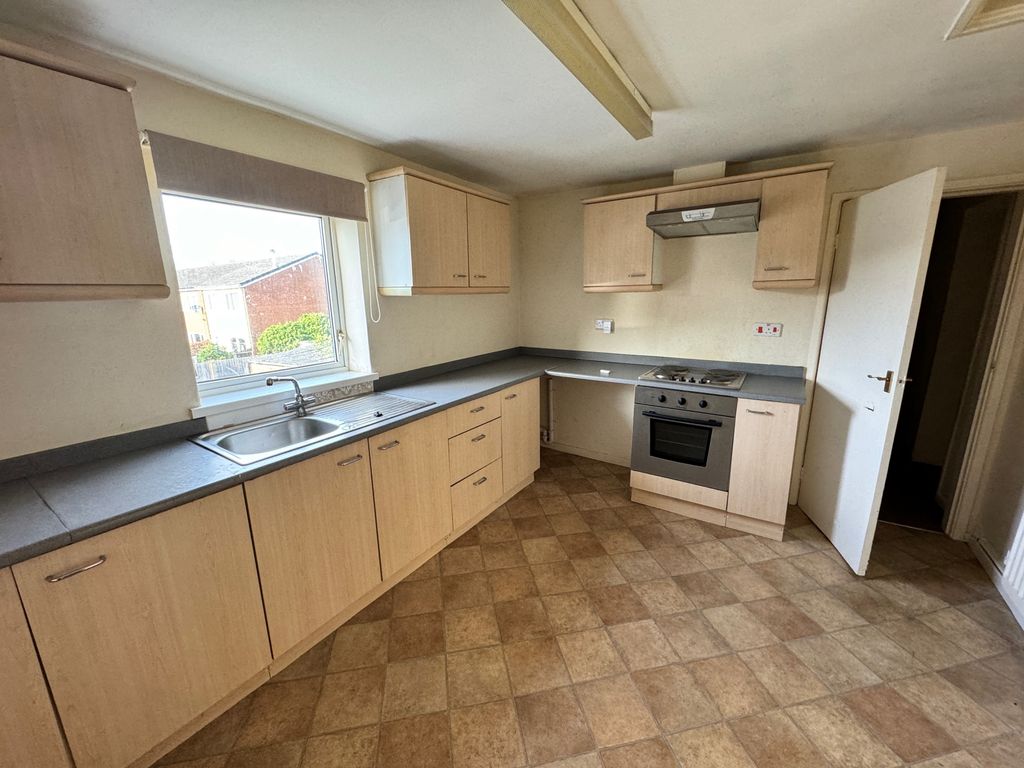 2 bed flat to rent in Hinkshay Road, Dawley, Telford TF4, £625 pcm