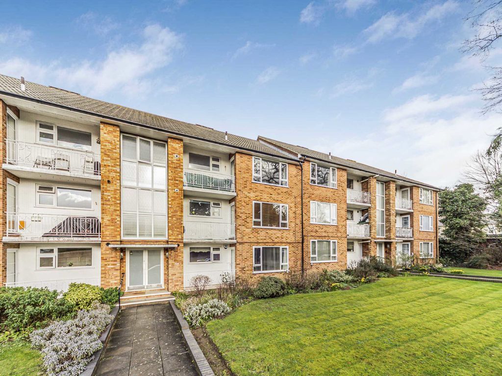 2 bed flat for sale in Green Lawns, Moss Hall Grove, London N12, £525,000