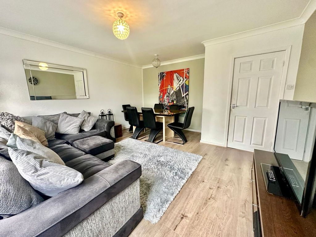 2 bed flat for sale in Epsom Mews, Bury New Road M7, £120,000