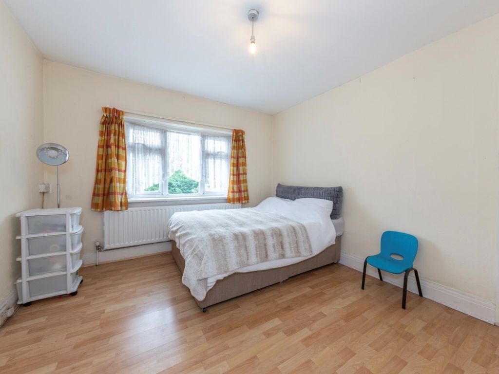 Room to rent in Orchard Crescent, Edgware HA8, £800 pcm