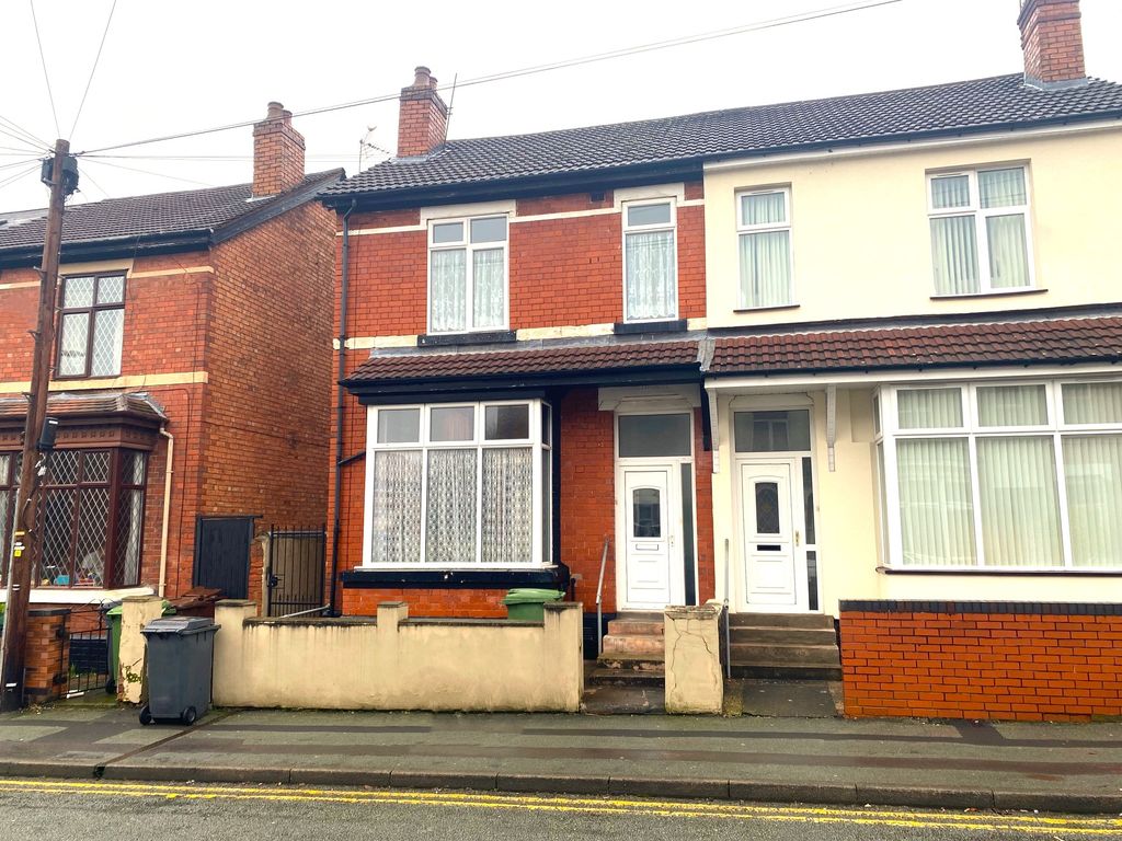 4 bed semi-detached house to rent in Owen Road, Wolverhampton WV3, £1,300 pcm