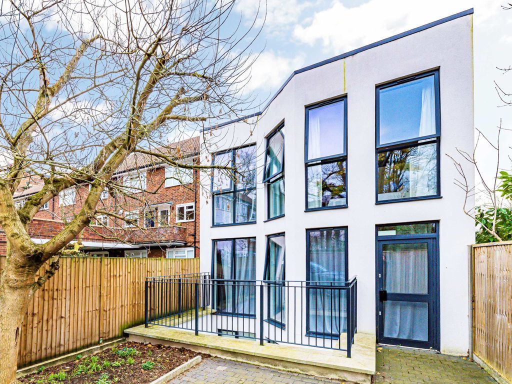 2 bed flat for sale in South Bank, Surbiton KT6, £575,000