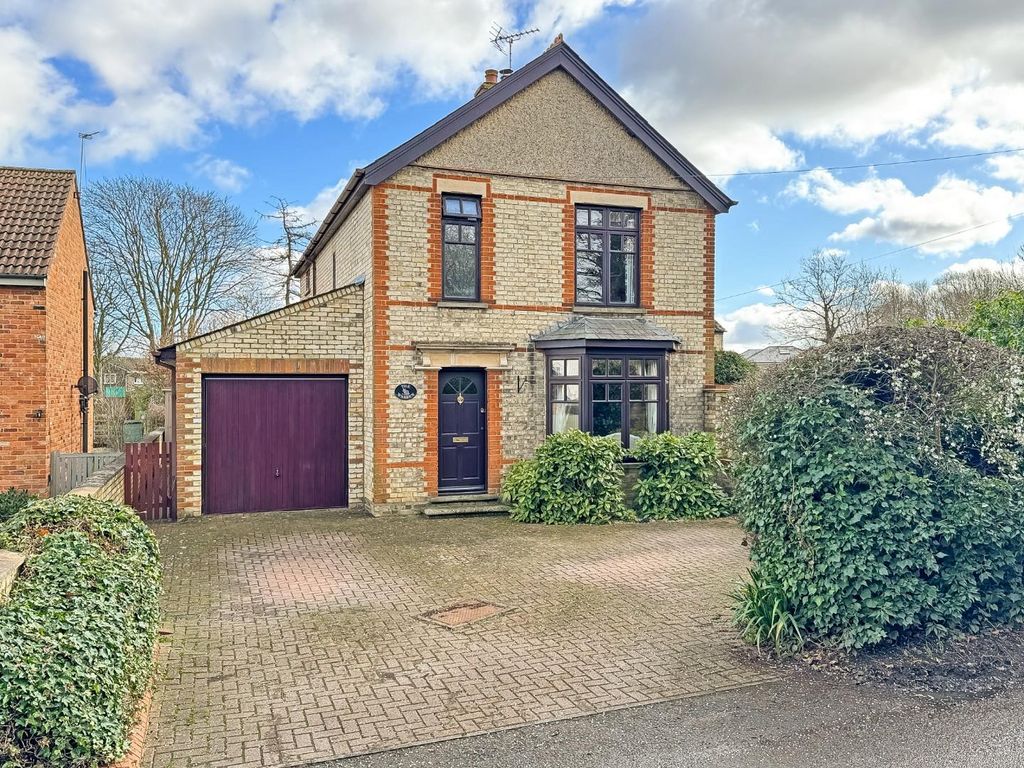 3 bed detached house for sale in Burgoynes Road, Impington, Cambridge CB24, £725,000