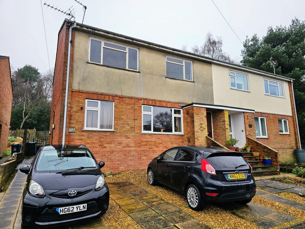 2 bed flat for sale in Winston Avenue, Poole BH12, £100,000