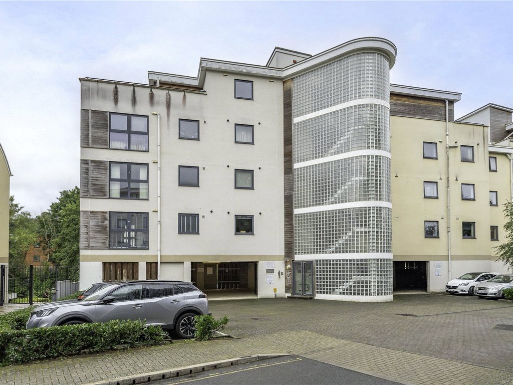 2 bed flat for sale in Clifford Way, Maidstone ME16, £300,000