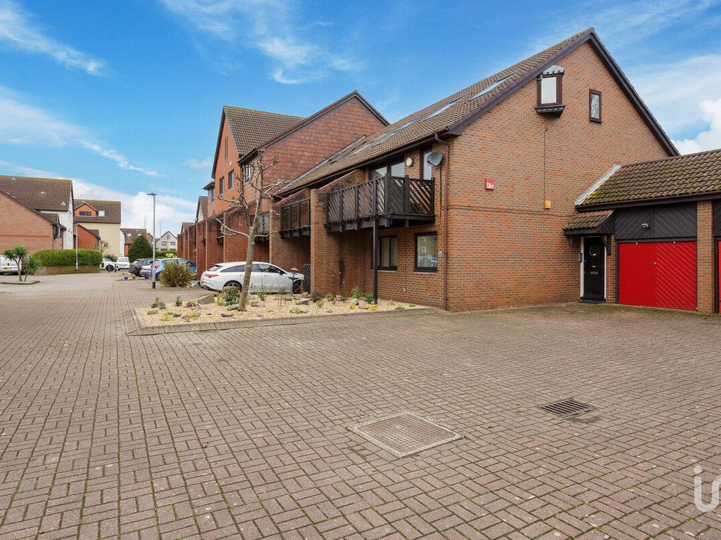 4 bed town house for sale in Cadgwith Place, Portsmouth PO6, £450,000
