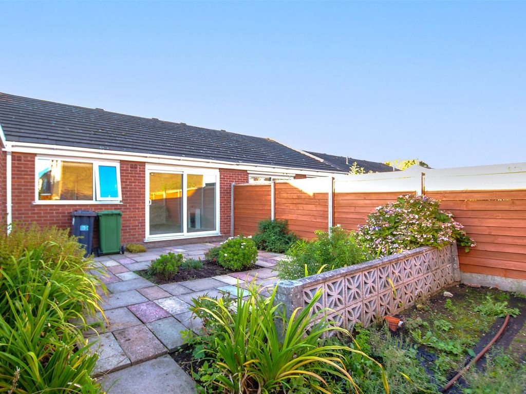 2 bed semi-detached bungalow for sale in Lowes Avenue, Woodloes Park, Warwick CV34, £285,000