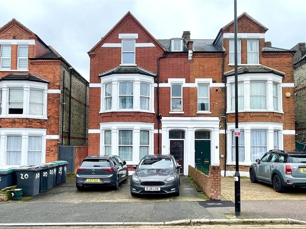 Studio to rent in Clarence Road, London N22, £900 pcm
