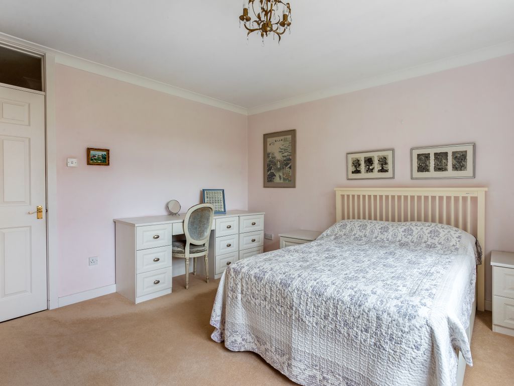 2 bed flat for sale in Buckingham Close, Guildford GU1, £450,000