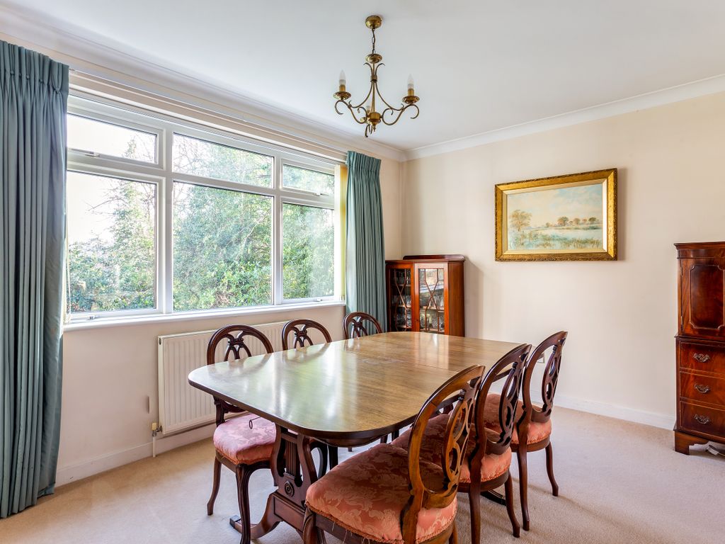 2 bed flat for sale in Buckingham Close, Guildford GU1, £450,000