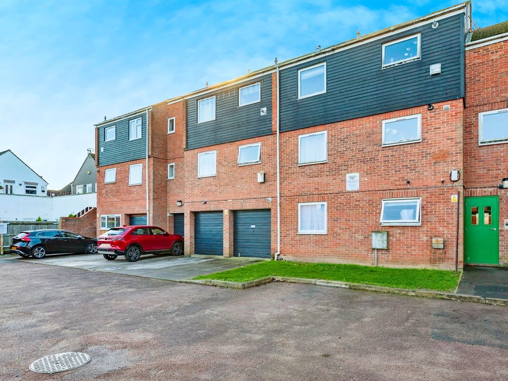 2 bed flat for sale in Rochfords Gardens, Slough SL2, £290,000
