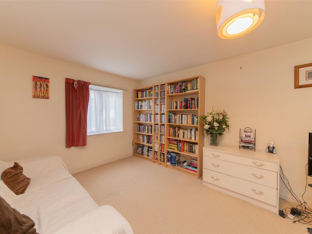 1 bed flat for sale in Swynford Gardens, Hendon, London NW4, £295,000
